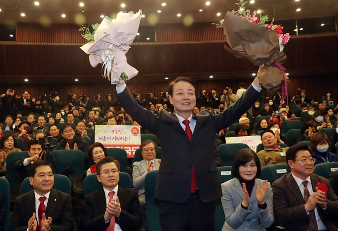 한선교 미래한국당 대표가 5일 서울 여의도 국회 도서관에서 열린 중앙당 창당대회에서 꽃다발을 들고 인사하고 있다. 뉴스1