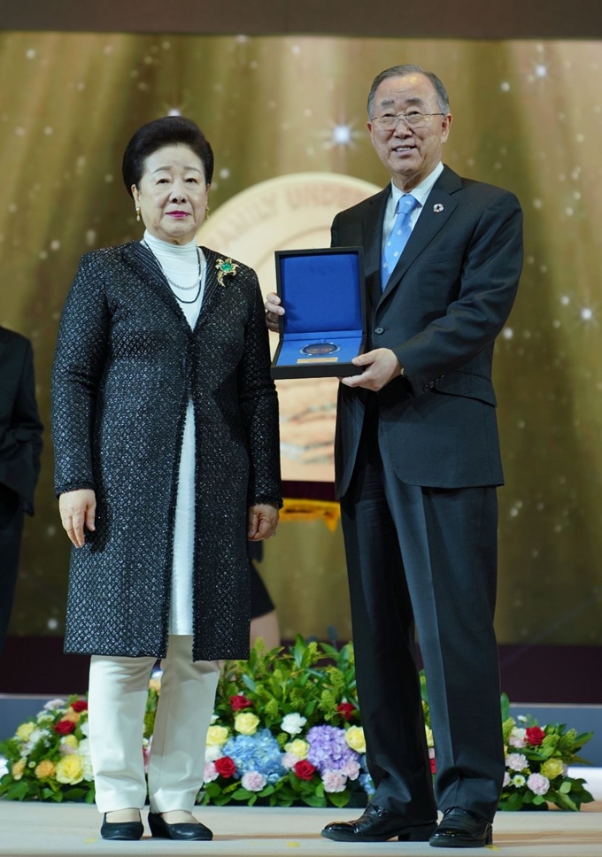 반기문 UN 전 사무총장이 5일 경기 일산 킨텍스에서 열린 '설립자 탄신 100주년 기념 제4회 선학평화상 시상식’에서 선학평화상 특별상을 수상했다. 왼쪽은 한학자 세계평화통일가정연합 총재. 선학평화상위원회 제공