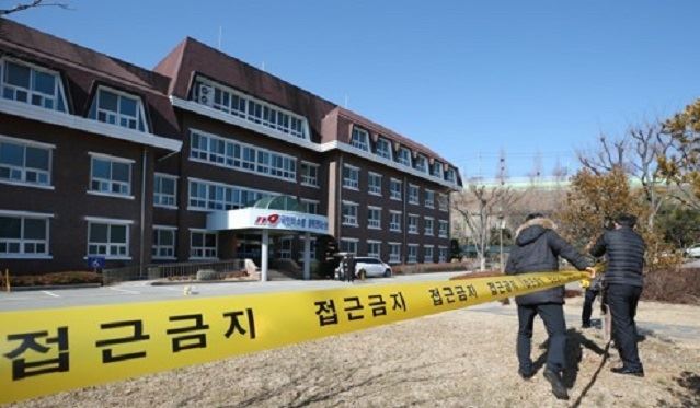 5일 오후 광주 광산구 광주시공무원교육원 내 소방학교 생활관(기숙사)에서 관계자가 접근금지선을 설치하고 있다. 연합뉴스