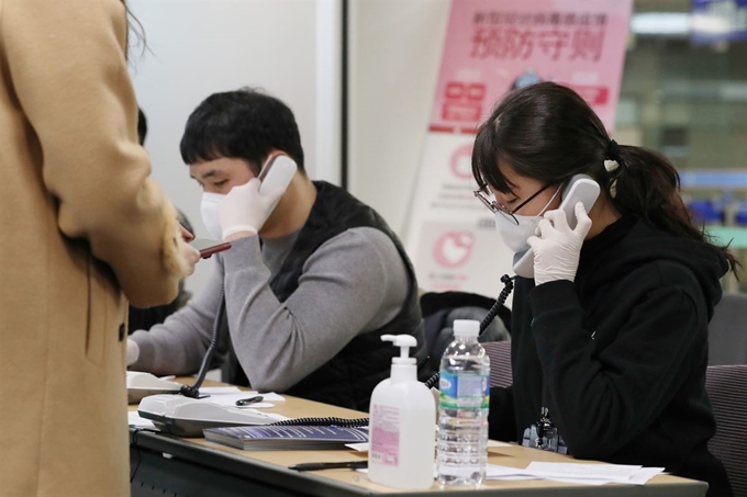 신종 코로나바이러스 감염증 검역 작업에 파견된 국방부 관계자들이 5일 인천국제공항 제1터미널 중국발 항공기 전용 입국장에서 탑승객들의 국내 연락처를 확인하고 있다. 서재훈 기자