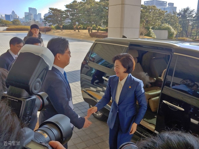 [저작권 한국일보]추미애(오른쪽) 법무부 장관이 6일 윤석열 검찰총장과 만나기 위해 서울 서초동 대검찰청을 찾았다. 구본선 대검 차장이 추 장관을 맞이하고 있다. 정준기 기자