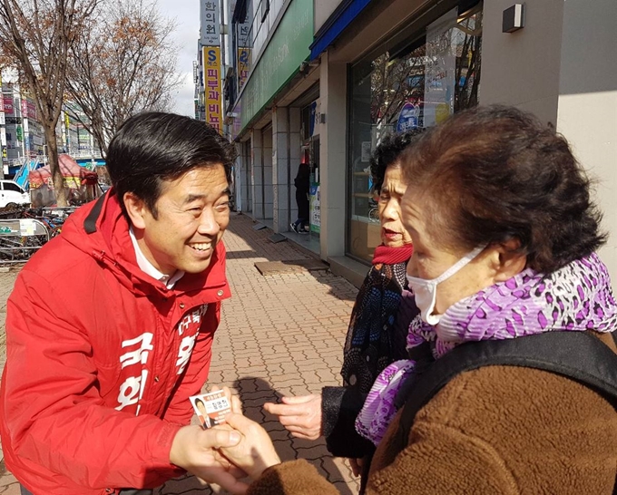 황영헌 자유한국당 대구 북구을 예비후보가 길거리에서 주민을 만나고 있다. 황영헌 예비후보 제공