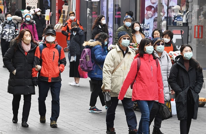 신종 코로나바이러스 감염증이 국내로 확산되는 가운데 지난 2일 서울 중구 명동거리에서 외국인광관객들이 마스크를 쓴 채 이동하고 있다. 정부는 6일 마스크 생산업체와 유통업체에 생산량과 판매량을 정부에 신고토록 하는 긴급수급 조정조치를 발동했다. 한국일보 자료사진.