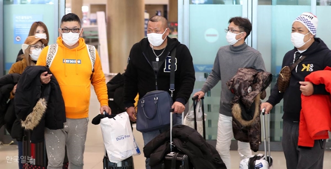 4일 인천공항을 통해 입국하는 일본 관광객들이 마스크를 쓴 채 입국장을 나서고 있다. 서재훈 기자 spring@hankookilbo.com