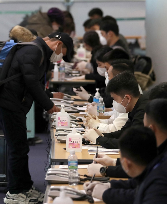 5일 오전 인천국제공항 제1터미널을 통해 입국한 중국발 여객기 승객들이 검역대를 통과해 국내 연락처를 확인받는 절차를 밟고 있다. 서재훈 기자