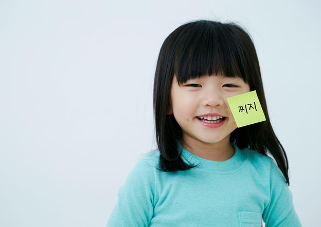 사전에 ‘찌지’라는 말이 나온다. 특별히 기억할 만한 것을 표하기 위하여 글을 써서 붙이는 좁은 종이쪽이라고 소개되어 있다. ©게티이미지뱅크