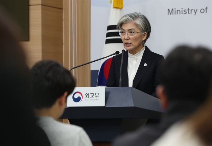 강경화 외교부 장관이 6일 오전 서울 종로구 외교부 브리핑룸에서 열린 내신 기자회견에서 외교 현안에 대한 질문에 답하고 있다. 연합뉴스