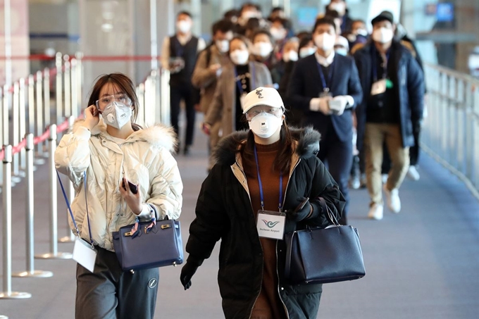 정부가 신종 코로나바이러스 감염증인 '우한 폐렴'의 확산 방지를 위해 후베이성 방문 및 체류한 모든 외국인에 대한 입국을 제한한 가운데 5일 인천국제공항 제1터미널에서 중국발 항공기 탑승객들이 전용 입국장으로 이동하고 있다. 서재훈 기자 spring@hankookilbo.com