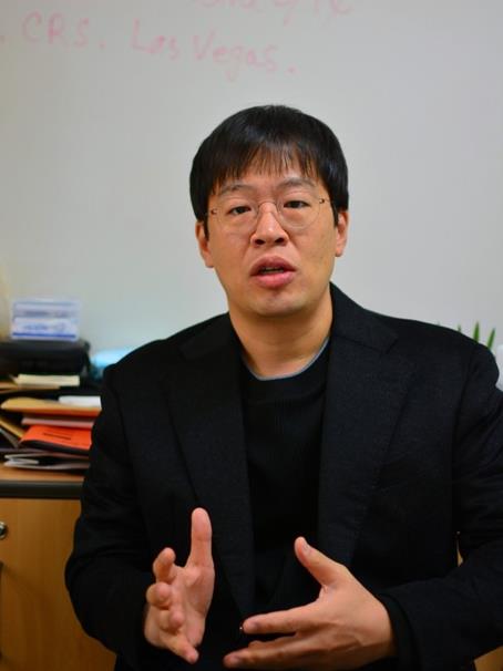 송대섭 교수는 6일 한국일보와 인터뷰에서 “바이러스 감염증 증가가 예상되는 만큼 전세계에 걸쳐 능동적인 방역 체계 구축이 필요하다”고 말했다. 김범수 논설위원