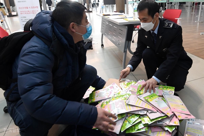 장6일 인천국제공항 출국장에서 관세청 직원들이 마스크 밀수출 및 불법반출 적극 차단을 위한 인천공항만 현장 단속을 벌이는 가운데 중국으로 출국하는 여행객 가방에서 마스크가 발견되고 있다. 서재훈 기자