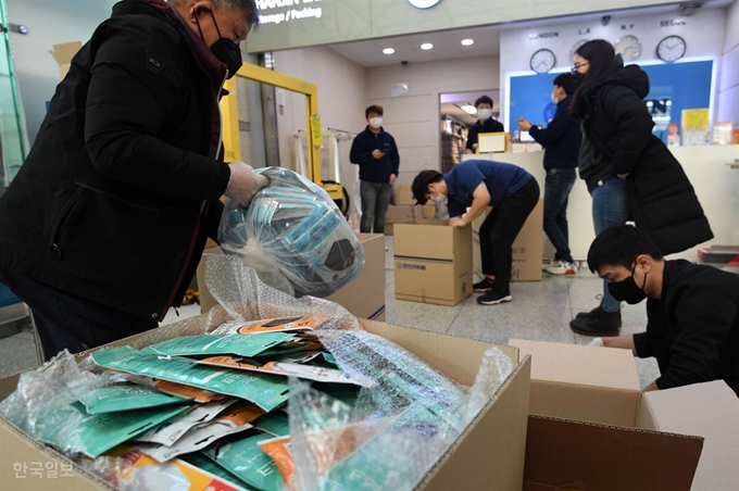 [저작권 한국일보] 5일 오전 인천국제공항을 찾은 공항 이용객이 중국으로 보낼 마스크 박스를 정리하고 있다. 영종도=서재훈 기자