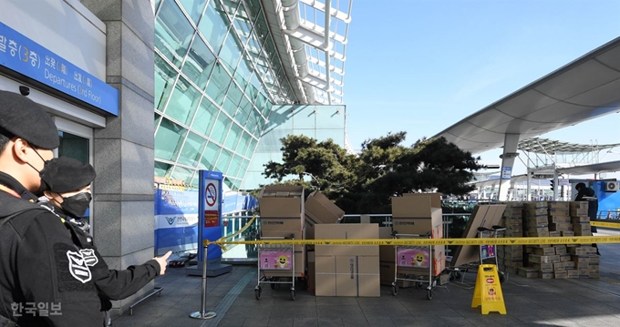 신종 코로나바이러스 감염증 확진자가 늘어나고 있는 가운데 6일 인천국제공항 여객터미널 출국장 앞에서 전날 대량(2만 7천여 개)의 마스크를 택배 상자에 옮겨 담던 현장이 보존되고 있다. 서재훈 기자