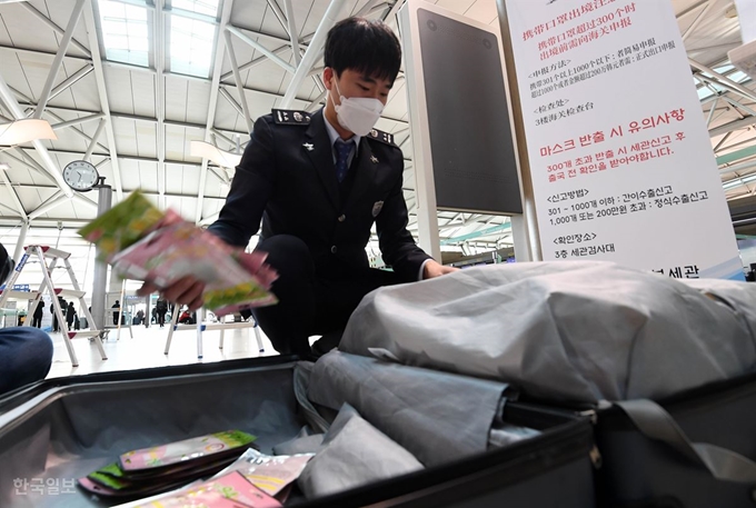 6일 인천국제공항 출국장에서 관세청 직원들이 마스크 밀수출 및 불법반출 적극 차단을 위한 현장 단속을 벌이는 가운데 중국으로 출국하는 여행객 가방에서 대량의 마스크가 발견되고 있다. 서재훈 기자