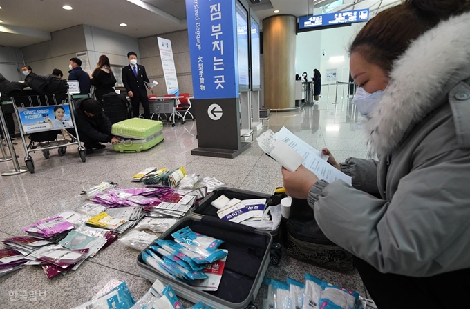 6일 인천국제공항 출국장에서 관세청 직원들이 마스크 밀수출 및 불법반출 적극 차단을 위한 현장 단속을 벌이는 가운데 중국으로 출국하는 여행객 가방에서 대량의 마스크가 발견, 중국 화주(오른쪽)가 관련 서류를 살펴보고 있다. 서재훈 기자