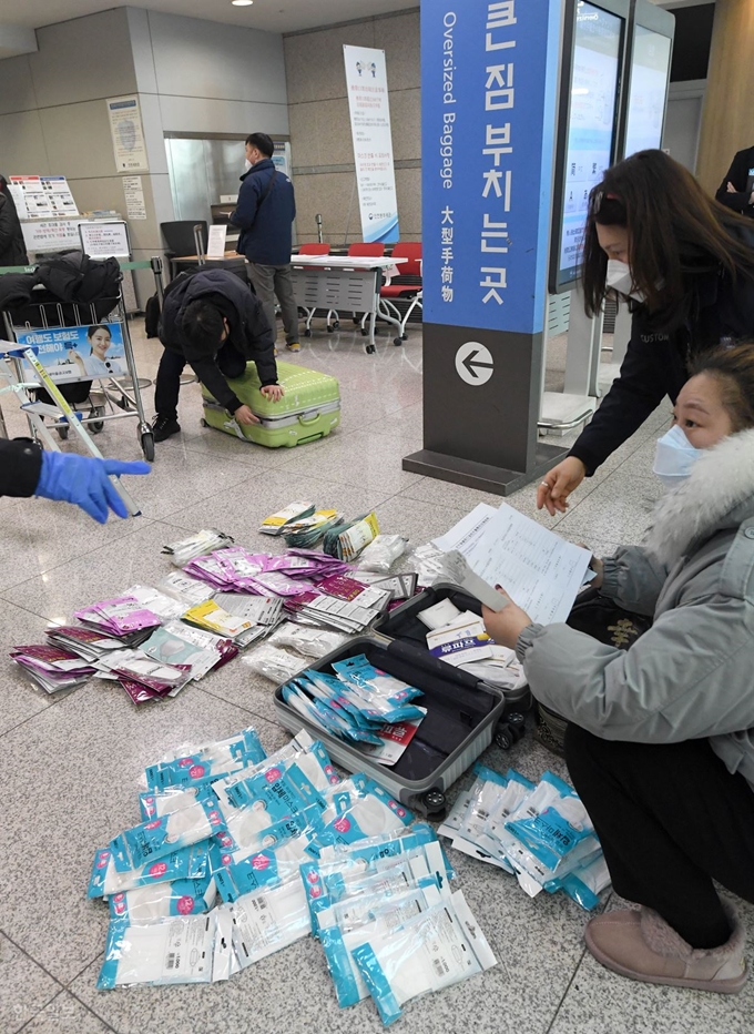 6일 인천국제공항 출국장에서 관세청 직원들이 마스크 밀수출 및 불법반출 적극 차단을 위한 현장 단속을 벌이는 가운데 중국으로 출국하는 여행객 가방에서 대량의 마스크가 발견되고 있다. 서재훈 기자