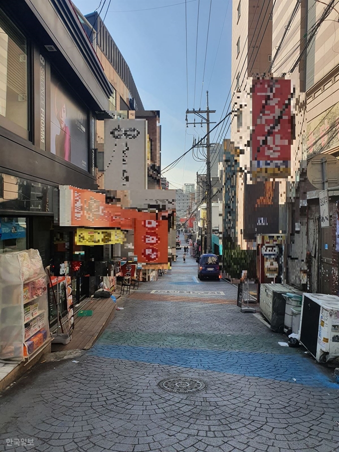 [저작권 한국일보]6일 오후 서울 성북구 성신여대역 인근 상권에 사람이 없어 한산하다. 안하늘 기자