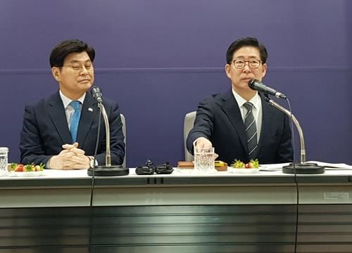 양승조(오른쪽) 충남지사가 5일 세종시를 방문해 이춘희 세종시장과 함께 기자간담회를 갖고 있다. 양 지사는 이 자리에서 경부선을 이용해 정부세종청사와 서울을 연결하는 도시간특급열차(ITX) 세종역 신설에 적극 협력하겠다고 약속했다. 연합뉴스.