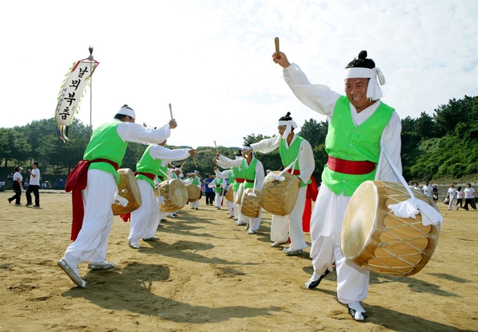 윤종곤(오른쪽줄 첫번째) 날뫼북춤보존회장과 회원들이 '전국날뫼북춤경연대회'에서 날뫼북춤 공연을 펼치고 있다. 날뫼북춤보존회 제공