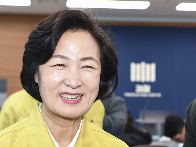 추미애 법무부 장관이 6일 오후 서울 서초구 서울고등검찰청에서 열린 법무부 대변인실 ‘의정관’ 개소식을 마치고 검찰 기자실에 방문해 출입기자들과 인사를 나누고 있다. 이한호 기자