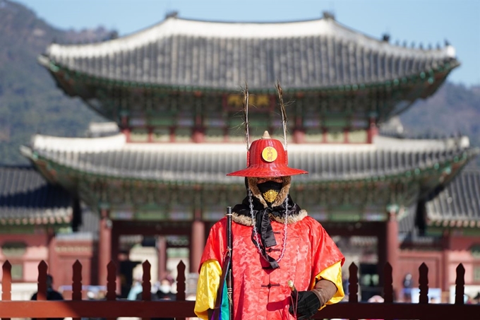 신종 코로나바이러스 감염증 확진 환자가 추가된 6일 서울 광화문에서 도깨비 문양이 새겨진 마스크를 착용한 수문장이 입구를 지키고 있다. 연합뉴스