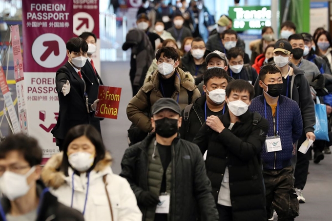 정부가 신종 코로나바이러스 감염증인 '우한 폐렴'의 확산 방지를 위해 후베이성 방문 및 체류한 모든 외국인에 대한 입국을 제한한 가운데 5일 인천국제공항 제1터미널에서 중국발 항공기 탑승객들이 전용 입국장으로 이동하고 있다. 서재훈 기자 spring@hankookilbo.com