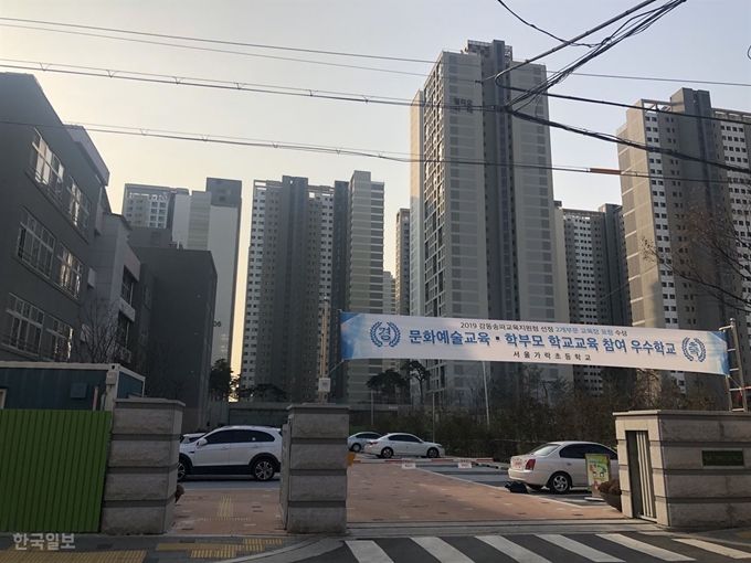 [저작권 한국일보]7일 오전 서울 송파 가락초의 모습. 등교 시간이지만 학교 주변이 한산하다. 이승엽 기자