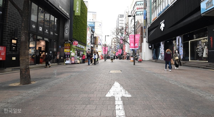 신종 코로나바이러스 감염증인 '우한폐렴' 국내 확진자가 15명으로 늘어난 2일 서울 명동거리가 주말 임에도 불구하고 한산한 모습을 보이고 있다. 배우한 기자