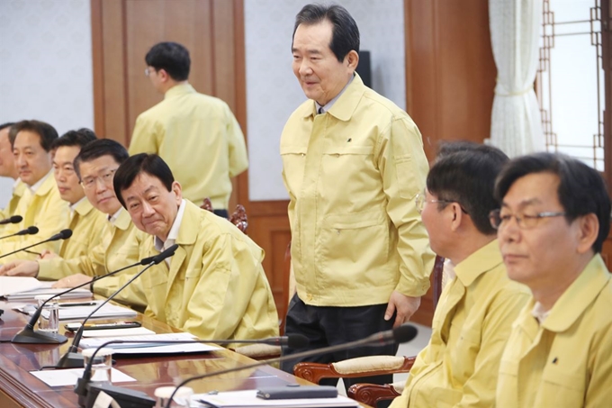 정세균(오른쪽 세 번째) 국무총리가 7일 정부서울청사에서 열린 국가테러대책위원회에 참석하고 있다. 연합뉴스