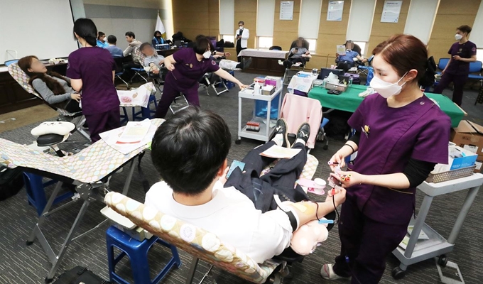 신종 코로나바이러스 감염증 우려로 혈액수급에 비상이 걸린 가운데 7일 오전 세종시 정부세종청사에서 공무원들이 헌혈하고 있다. 세종=연합뉴스