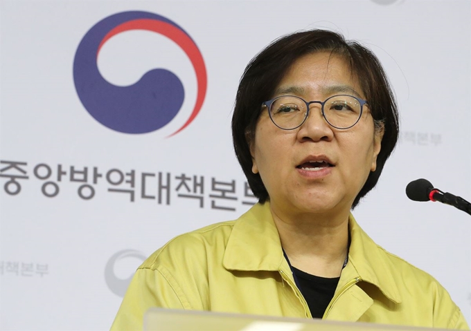 정은경 질병관리본부장이 4일 오후 세종시 정부세종청사에서 신종 코로나바이러스 감염증 진단시약 1개 제품 긴급사용 승인 등의 브리핑을 마친 뒤 국내 발생 현황을 설명하고 있다. 연합뉴스