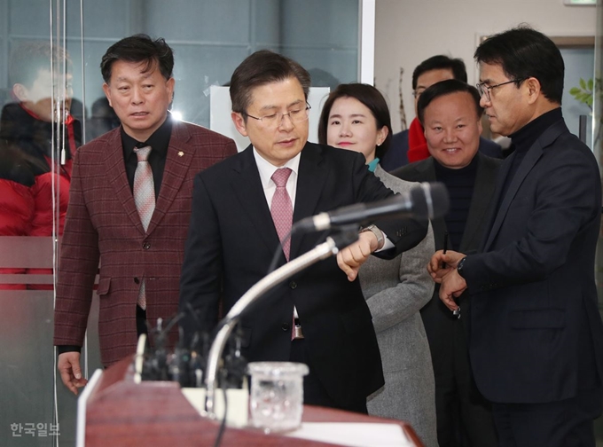 황교안 대표가 7일 한국당 중앙당사에서 긴급 기자회견에 앞서 입장하며 시계를 보고 있다. 오대근기자