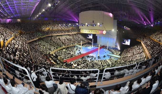 7일 경기도 가평군 청심평화월드센터에서 '2020 효정 국제합동축복결혼식'이 진행되고 있다. 4개국에서 온 6000쌍 미혼 신랑신부 포함 기혼가정과 하객 등 3만 여명이 참가한 가운데 개최됐다. 세계평화통일가정연합 제공 뉴스1