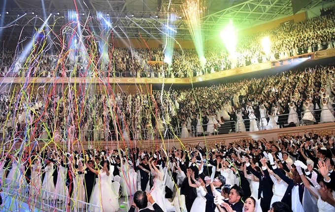 7일 경기도 가평군 청심평화월드센터에서 '2020 효정 국제합동축복결혼식'이 진행되고 있다. 4개국에서 온 6000쌍 미혼 신랑신부 포함 기혼가정과 하객 등 3만 여명이 참가한 가운데 개최됐다. 세계평화통일가정연합 제공 뉴스1