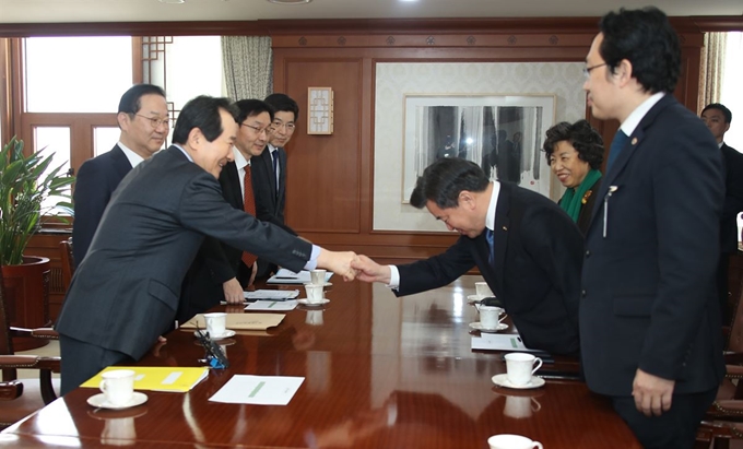 정세균 국무총리가 7일 정부서울청사 집무실에서 열린 신종 코로나바이러스 감염증 대응 관련 간담회에서 참석자들과 인사하고 있다. 연합뉴스