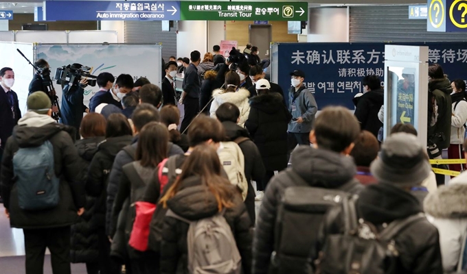 5일 오전 인천국제공항 제1여객터미널에서 중국발 여객기를 타고 도착한 승객들이 검역대를 통과해 중국 전용 입국장에 줄지어 서있다. 연합뉴스