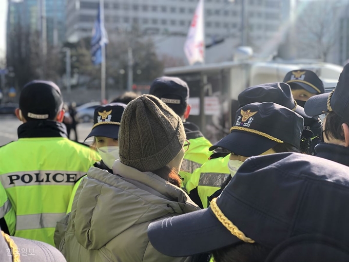 [저작권 한국일보]8일 서울 종로구 경복궁역 일대 도로에서 서울 맹학교 학부모들이 청와대 일대로 향하는 보수단체의 행진을 막기 위한 집회를 열었다. 맹학교 학부모회 관계자가 청운효자동 주민센터 방향으로 행진하는 보수단체 회원들을 바라보고 있다. 이승엽 기자