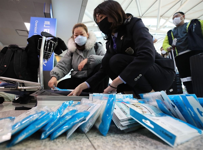 6일 인천국제공항 3층 세관 검사대에서 출국 예정자들이 줄지어 서 있다. 마스크 300개 초과 반출 시 세관 신고를 하고 출국 전 확인을 받아야 한다. 인천=연합뉴스