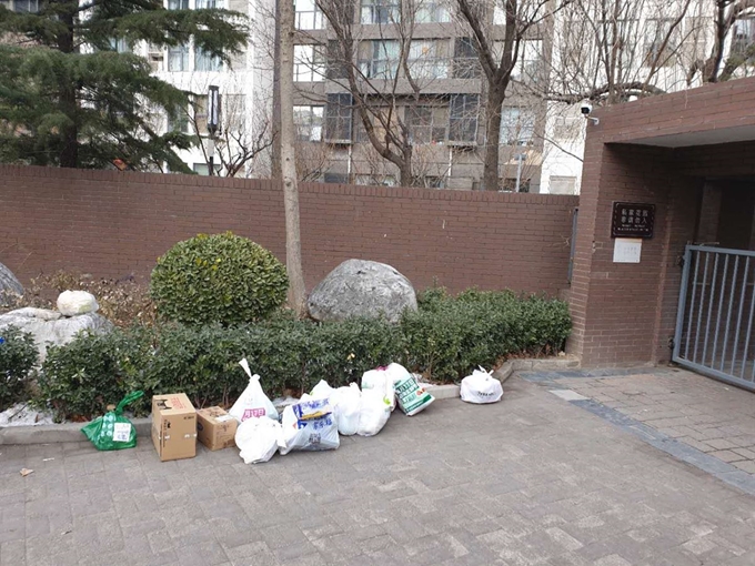 중국 베이징의 한 아파트 입구 앞에 택배와 배달음식 봉지가 줄지어 늘어서 있다. 외부인의 단지 출입을 금지한 탓이다. 베이징=김광수 특파원