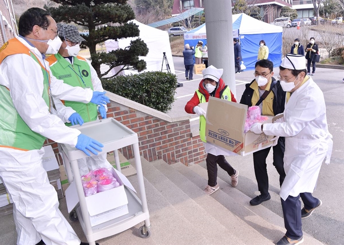 8일 광주 광산구 광주소방학교 생활관 앞에서 16번 환자와 같은 병원에 머물렀다가 저위험군으로 분류돼 격리 생활을 하고 있는 사람들에게 점심 식사를 전달하고 있다. 연합뉴스