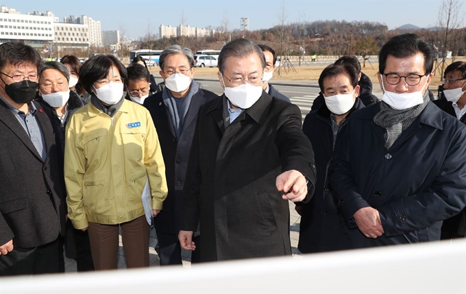 문재인 대통령이 9일 신종 코로나바이러스 확산으로 중국 우한 교민들이 임시 생활하고 있는 진천 공무원인재개발원에서 관계자의 보고를 받고 있다. 진천=연합뉴스