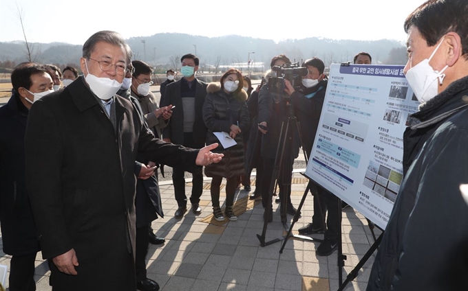 문재인 대통령이 9일 신종 코로나바이러스 확산으로 중국 우한 교민들이 임시 생활하고 있는 진천 공무원인재개발원에서 진영 행정안전부 장관의 보고를 받고 있다. 진천=연합뉴스