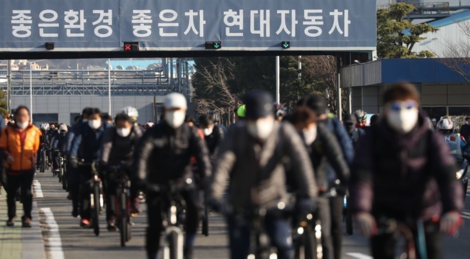 신종 코로나바이러스 감염증 사태로 중국산 부품 공급이 중단되면서 현대자동차 공장 일부 라인이 휴업에 들어간 4일 오후 울산시 북구 현대차 명촌정문에서 1조 근무자들이 마스크를 쓴 채 퇴근하고 있다. 울산=연합뉴스