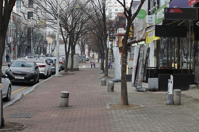 8일 오후 광주 광산구 도심 거리가 신종 코로나바이러스의 영향으로 발길이 끊겨 한산한 모습을 보이고 있다. 연합뉴스