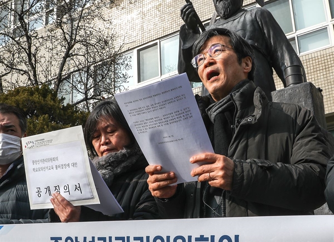 7일 서울 종로구 서울시선관위 앞에서 곽노현(오른쪽) 전 서울시교육감 등 징검다리교육공동체 회원들이 '중앙선관위의 학교 모의투표 불허에 대한 규탄 기자회견'을 하고 있다. 징검다리교육공동체는 "모의선거교육을 금지한 선관위 결정에 대한 행정소송과 헌법소원을 청구 할 것"이라고 밝혔다. 뉴스1