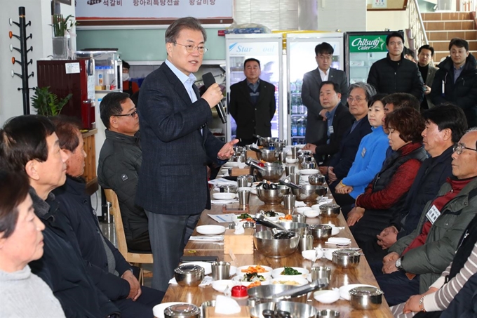 문재인 대통령이 9일 충남 아산시의 한 식당에서 신종 코로나 바이러스 감염증(우한폐렴)을 피해 귀국한 중국 우한 교민들의 임시생활시설 주민과 오찬 간담회를 하고 있다. 아산=왕태석 선임기자