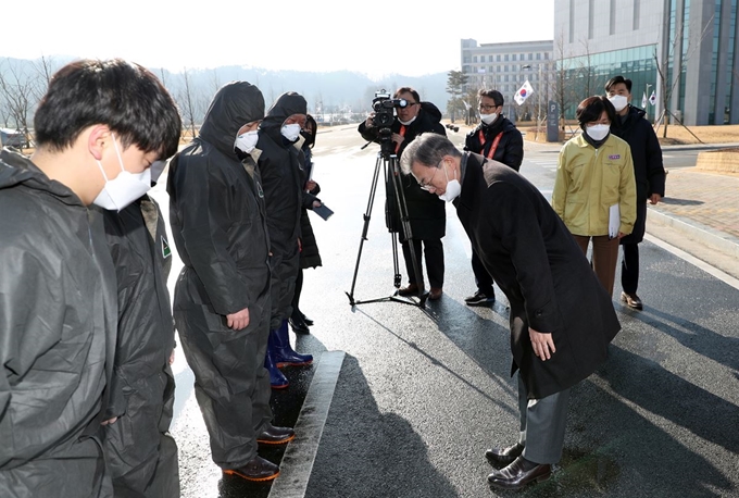 문재인 대통령이 9일 신종 코로나바이러스 확산으로 우한 교민들이 임시 생활하고 있는 진천 공무원인재개발원에서 근무자들을 머리를 숙여 인사를 하고 있다. 진천=왕태석 선임기자