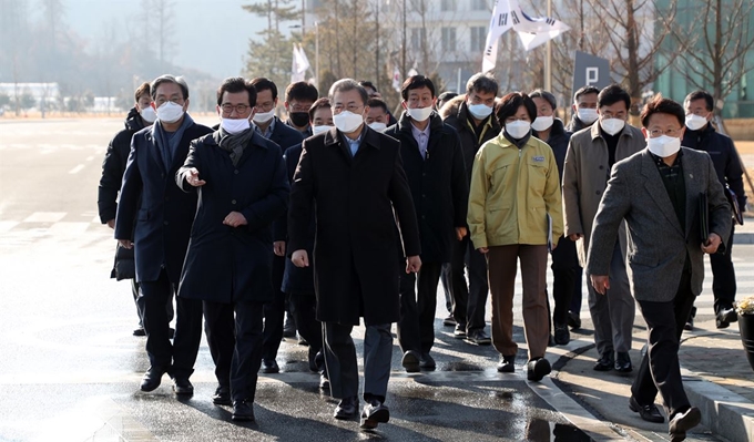 문재인 대통령이 9일 신종 코로나바이러스 확산으로 중국 우한 교민들이 임시 생활하고 있는 진천 공무원인재개발원에서 현황 보고를 받은 후 인근 주민 간담회장으로 이동하고 있다. 진천=왕태석 선임기자 kingwang@hankookilbo.com