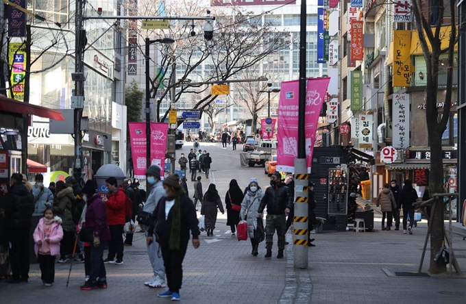 신종 코로나바이러스 감염증 확산이 우려되는 9일 서울 중구 명동 거리가 한산한 모습이다. 연합뉴스