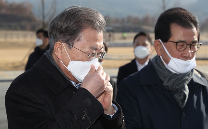 문재인 대통령이 9일 신종 코로나바이러스 확산을 피해 입국한 중국 우한 교민들이 격리돼 머무는 충북 진천 공무원인재개발원을 찾아 마스크를 쓴 채 들어서고 있다. 진천=왕태석 선임기자 kingwang@hankookilbo.com