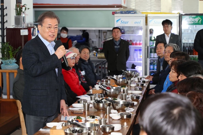 문재인 대통령이 9일 중국 우한 교민들과 체류자들이 임시 생활하고 있는 충남 아산시 경찰인재개발원 인근 한 식당에서 지역 주민들과 오찬 간담회를 하고 있다. 연합뉴스